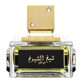 Een luxueuze transparante glazen parfumfles met gouden accenten en een sierlijke gouden dop met kristallen van Lattafa Parfum Sheikh al Shuyukh Concentrated