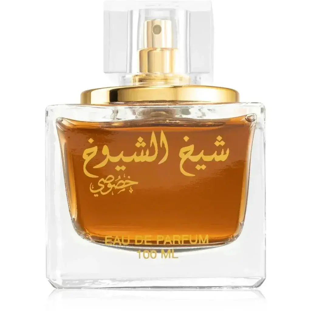 Een helder glazen parfumbottle met goudkleurige verstuiver met amberkleurige eau de parfum lattafa parfum sheikh shuyukh khusoosi