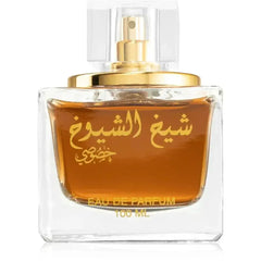 Een helder glazen parfumbottle met goudkleurige verstuiver met amberkleurige eau de parfum lattafa parfum sheikh shuyukh khusoosi