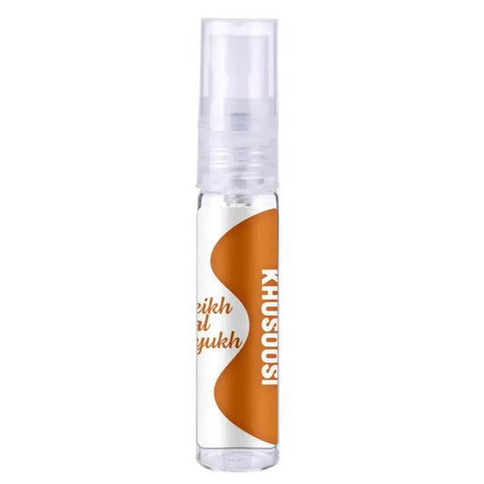 Heldere glazen sprayfles met transparante dop en oranje-wit label met schuinstaande naam khusoosi voor lattafa parfum sheikh shuyukh khusoosi