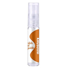 Heldere glazen sprayfles met transparante dop en oranje-wit label met schuinstaande naam khusoosi voor lattafa parfum sheikh shuyukh khusoosi