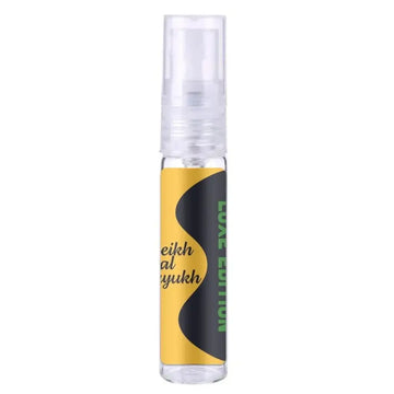 Een helder glazen sprayfles met een geelzwart etiket van lattafa parfum seikh al ayukh luxe editie