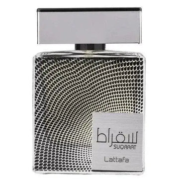 Zilveren rechthoekige lattafa parfum suqraat fles met een getextureerd geperforeerd oppervlak en een slanke metalen dop