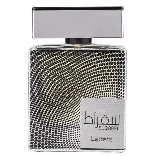 Zilveren rechthoekige lattafa parfum suqraat fles met een getextureerd geperforeerd oppervlak en een slanke metalen dop