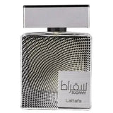 Zilveren rechthoekige lattafa parfum suqraat fles met een getextureerd geperforeerd oppervlak en een slanke metalen dop
