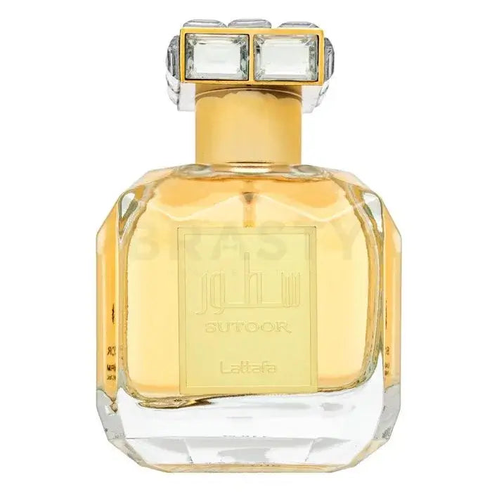 Een luxueuze goudkleurige glazen parfumfles van lattafa parfum sutoor met een facetten geometrisch ontwerp en kristallen dop