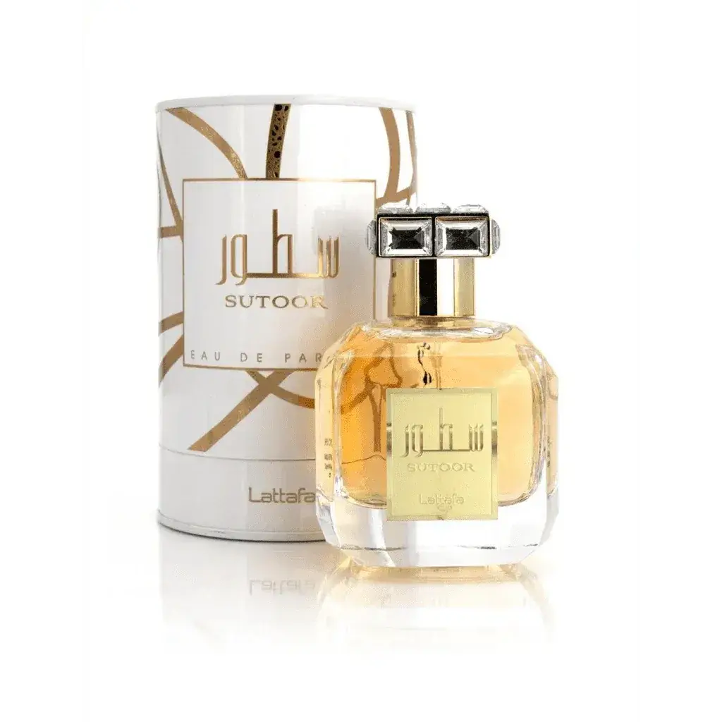 Een gouden facetten glazen parfumfles met een zilveren dop en de merknaam sutoor voor lattafa parfum sutoor
