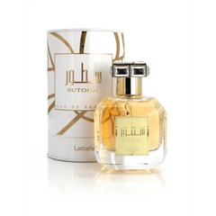 Een gouden facetten glazen parfumfles met een zilveren dop en de merknaam sutoor voor lattafa parfum sutoor