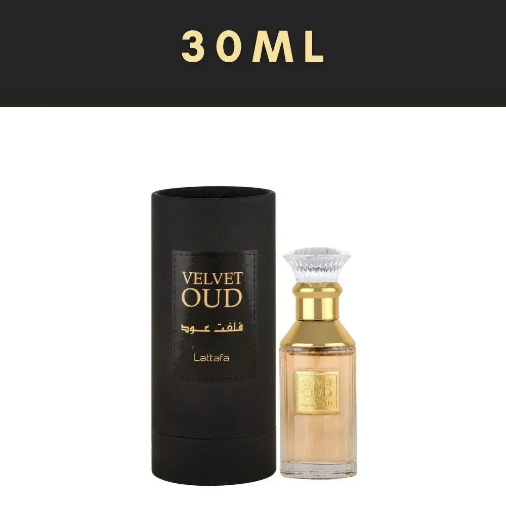 Een 30ml flesje velvet oud parfum van lattafa met een gouden dop en amberkleurige vloeistof in een rechthoekige glazen fles