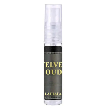 Een doordringende glazen sprayfles met een zwarte label en gouden letters die velve oud door lattaf toont