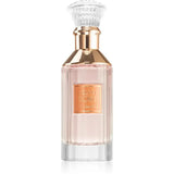 Een elegant facetten glazen parfumflesje met een roségouden dop en kristallen stopper met lichtroze vloeistof van lattafa parfum velvet rose