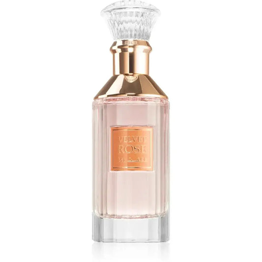 Een elegant facetten glazen parfumflesje met een roségouden dop en kristallen stopper met lichtroze vloeistof van lattafa parfum velvet rose
