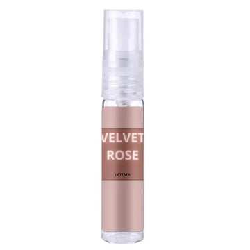 Een helder glazen sprayfles met rosegouden label en transparante pomp van lattafa parfum velvet rose