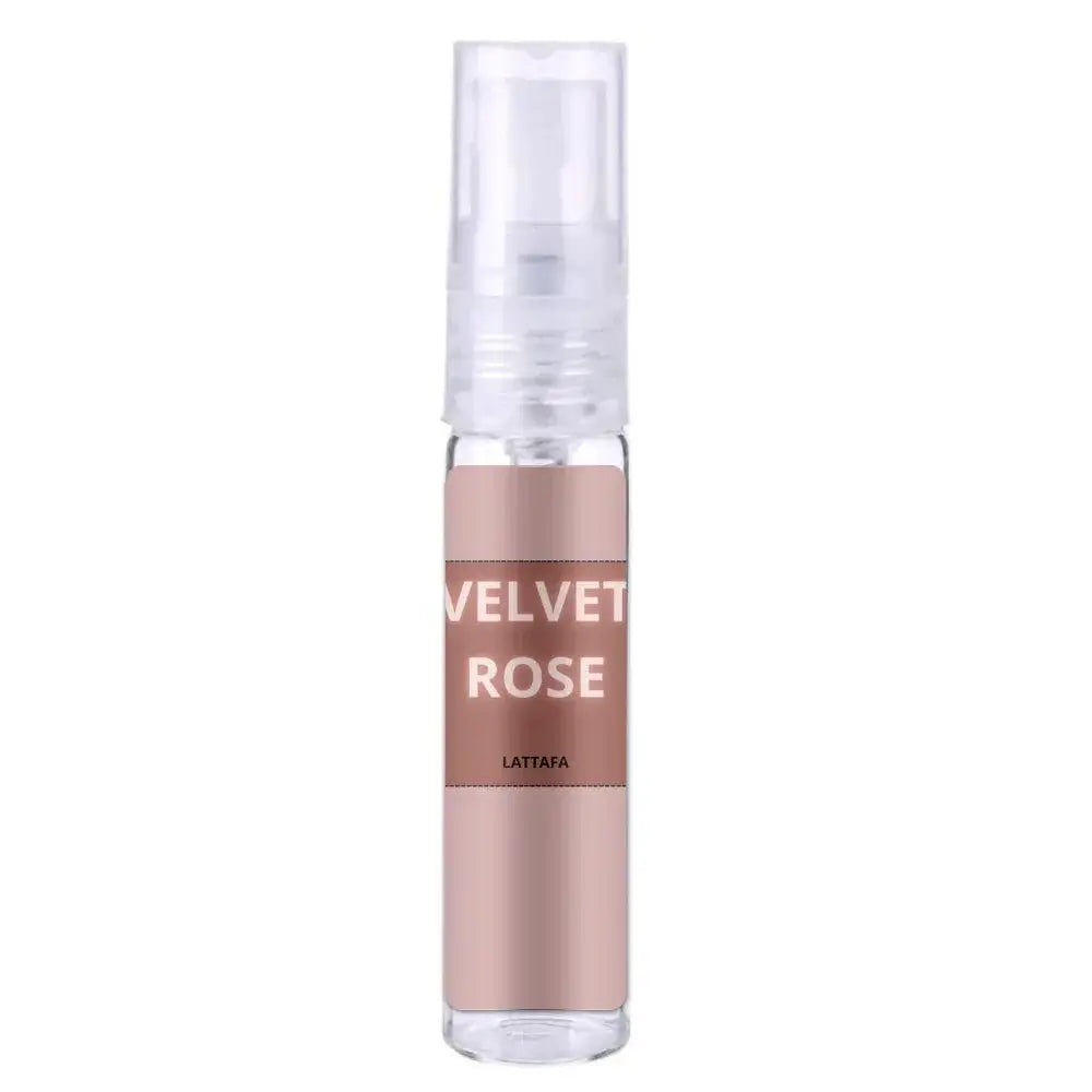 Een helder glazen sprayfles met rosegouden label en transparante pomp van lattafa parfum velvet rose