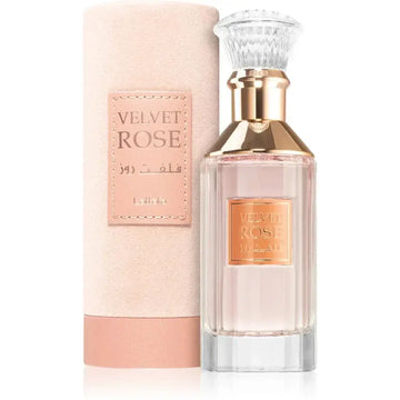 Een slanke glazen parfumfles lattafa parfum velvet rose met goudkleurige dop en kristallen sluiting gevuld met lichtroze vloeistof
