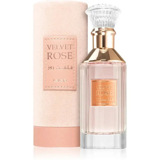 Een slanke glazen parfumfles lattafa parfum velvet rose met goudkleurige dop en kristallen sluiting gevuld met lichtroze vloeistof
