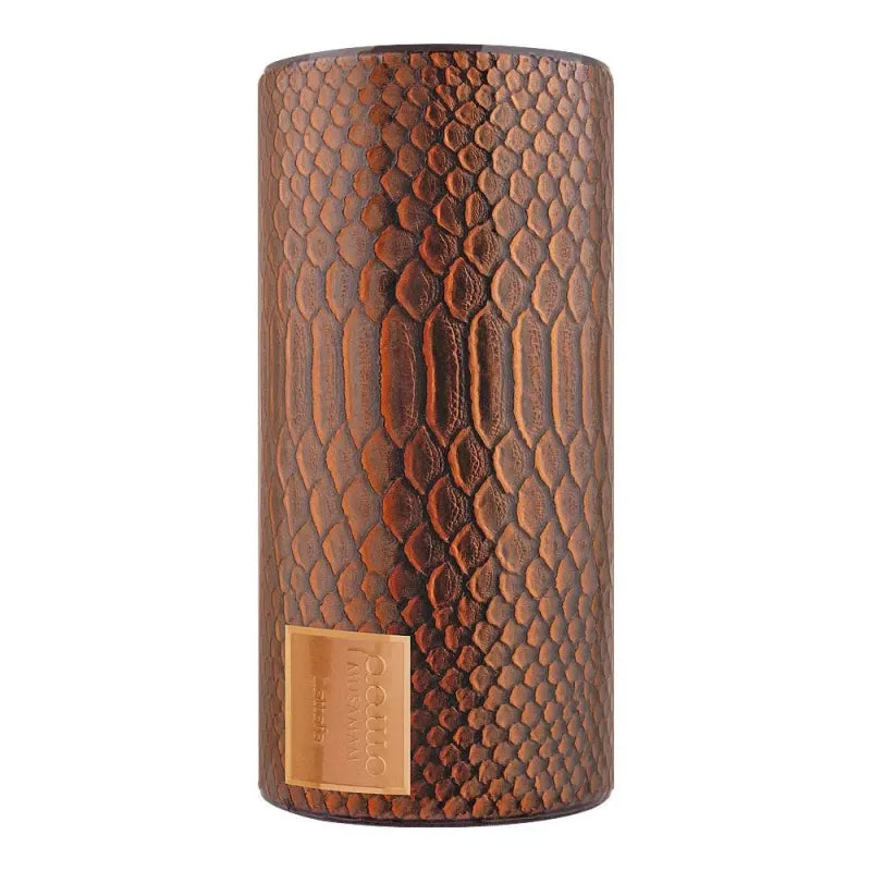 Bruin slangenhuid textuur kaarsenhouder met goud label Lattafa Pride Musamam EDP