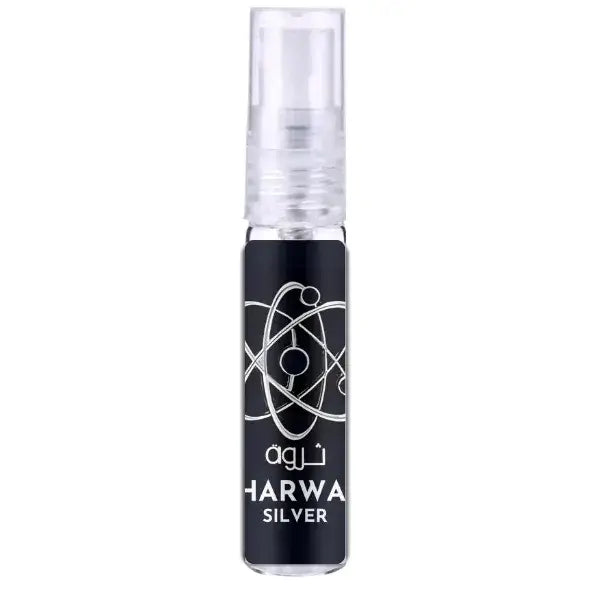 Lattafa pride parfum tharwah silver zwarte cilindrische parfumfles met zilveren atomaire symbool en heldere spraykop