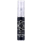 Lattafa pride parfum tharwah silver zwarte cilindrische parfumfles met zilveren atomaire symbool en heldere spraykop