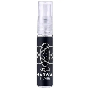 Lattafa pride parfum tharwah silver zwarte cilindrische parfumfles met zilveren atomaire symbool en heldere spraykop