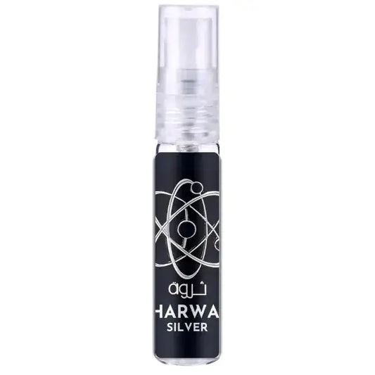 Lattafa pride parfum tharwah silver zwarte cilindrische parfumfles met zilveren atomaire symbool en heldere spraykop