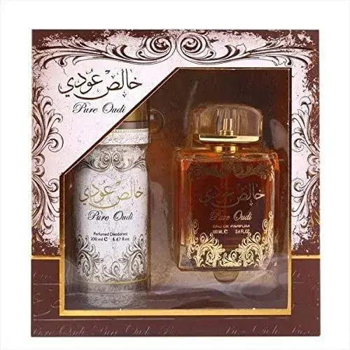 De pure oudi lattafa cadeauset bevat een elegante amberkleurige glazen fles met gouden arabische letters en een witte verstuiver met zilveren filigrain designs