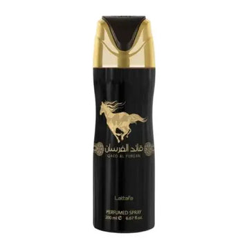Lattafa qaed al fursan deodorant in zwarte en gouden metalen spuitfles met een verfijnde afwerking