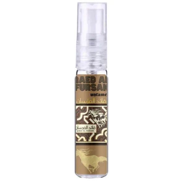 Transparante sprayfles met heldere dop en bruine goudkleurige arabische label van lattafa qaed al fursan untamed