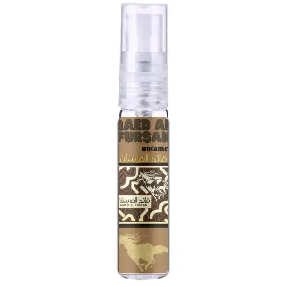 Transparante sprayfles met heldere dop en bruine goudkleurige arabische label van lattafa qaed al fursan untamed