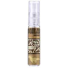 Transparante sprayfles met heldere dop en bruine goudkleurige arabische label van lattafa qaed al fursan untamed