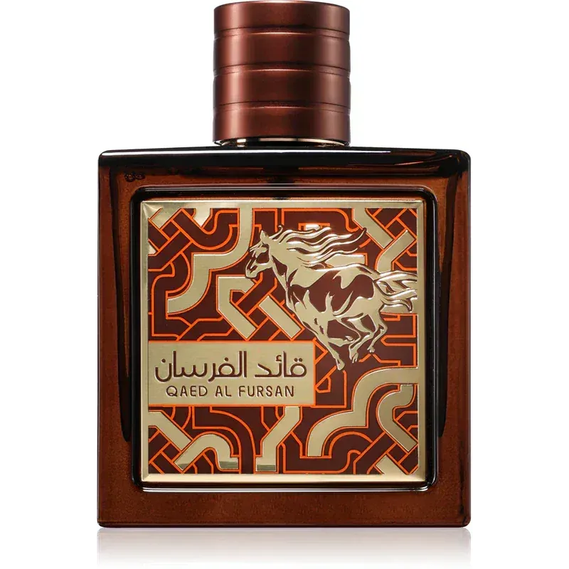 Een amberkleurige glazen parfumfles met een koperen dop en een label met een zilveren paard voor lattafa qaed al fursan untamed