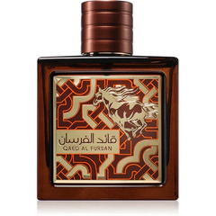 Een amberkleurige glazen parfumfles met een koperen dop en een label met een zilveren paard voor lattafa qaed al fursan untamed