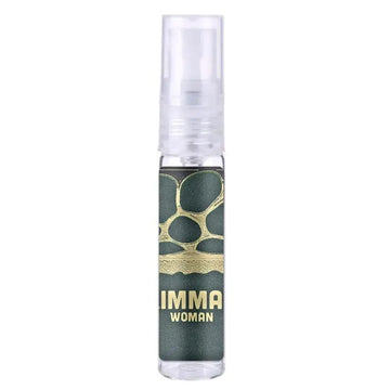 Een transparante sprayfles met een donker groen label en gouden blaadjes en de tekst imma woman van lattafa qimmah women