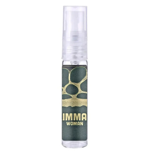 Een transparante sprayfles met een donker groen label en gouden blaadjes en de tekst imma woman van lattafa qimmah women
