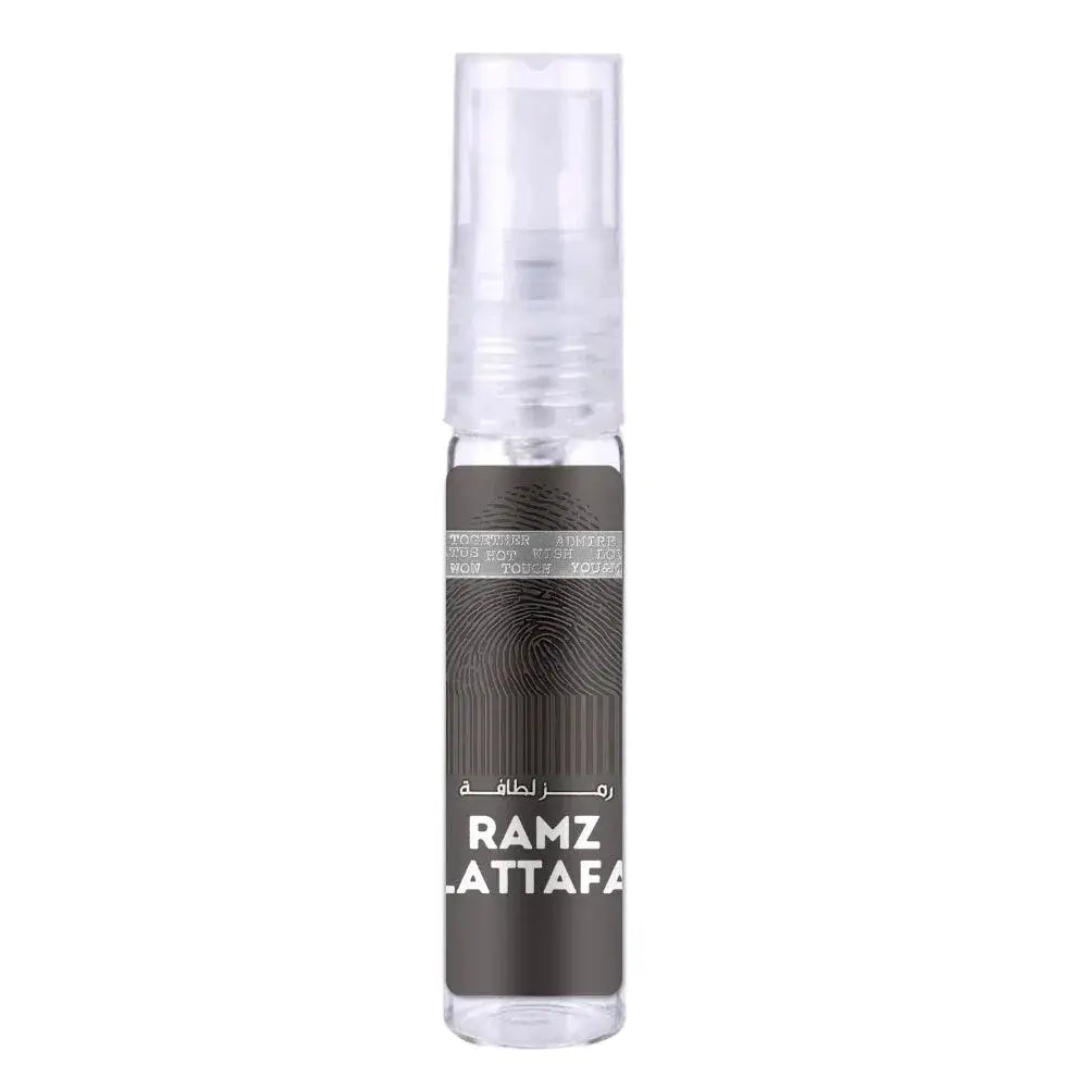 Een strak transparant sprayflesje lattafa parfum ramz silver met donkergrijs etiket en witte vingerafdrukpatronen