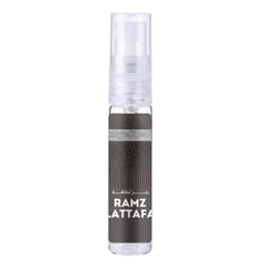 Een strak transparant sprayflesje lattafa parfum ramz silver met donkergrijs etiket en witte vingerafdrukpatronen
