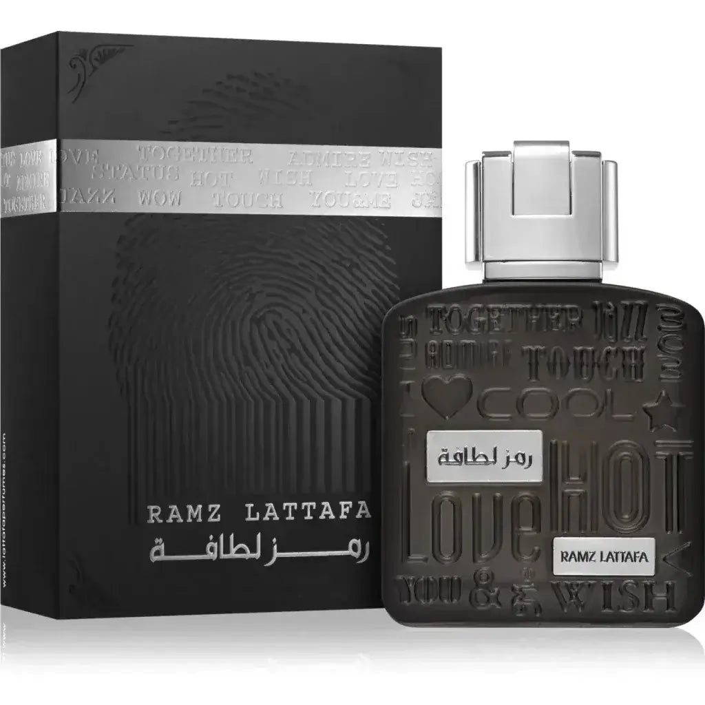 Donkere mat zwarte parfumfles met zilveren dop en reliëf tekst van ramz lattafa in lattafa parfum ramz silver
