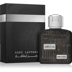 Donkere mat zwarte parfumfles met zilveren dop en reliëf tekst van ramz lattafa in lattafa parfum ramz silver