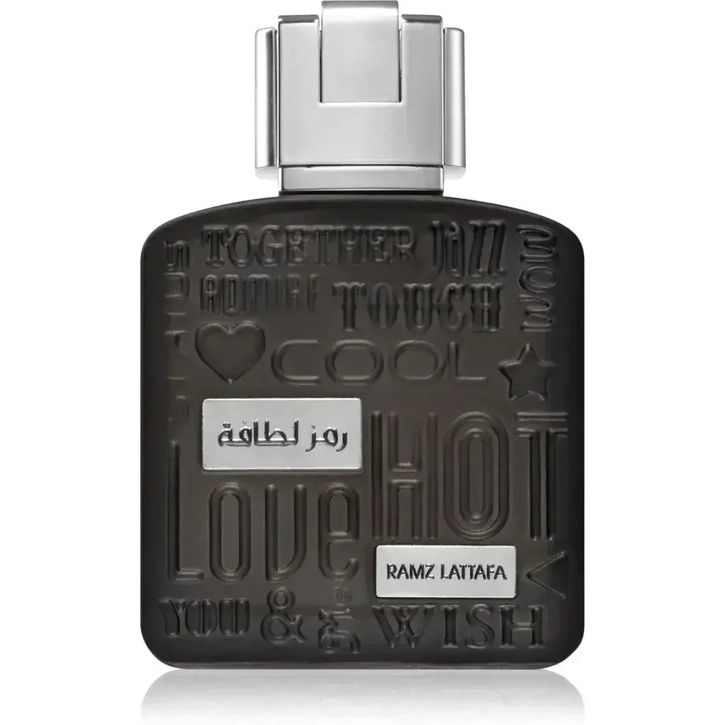 Zwarte rechthoekige parfumfles met zilveren dop en reliëftekst ramz lattafa voor lattafa parfum ramz silver