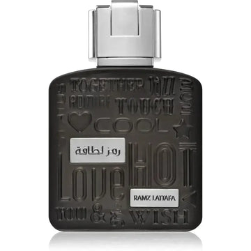 Zwarte rechthoekige parfumfles met zilveren dop en reliëftekst ramz lattafa voor lattafa parfum ramz silver