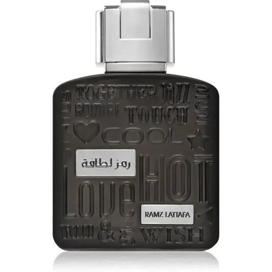 Zwarte rechthoekige parfumfles met zilveren dop en reliëftekst ramz lattafa voor lattafa parfum ramz silver