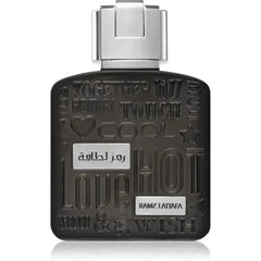 Zwarte rechthoekige parfumfles met zilveren dop en reliëftekst ramz lattafa voor lattafa parfum ramz silver