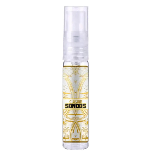 Een heldere glazen sprayfles met een doorzichtige dop en een goudwitte ornate label met sondos voor Lattafa Sondos Edp