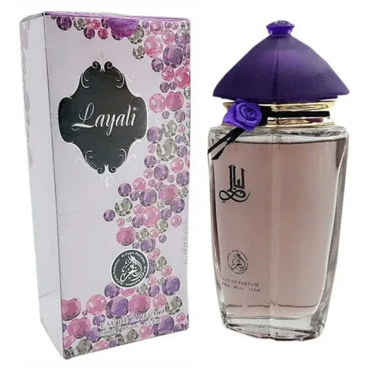 Layali edp eau de parfum in een glazen fles met paarse parapluvormige dop en roos naast de sierlijke doos