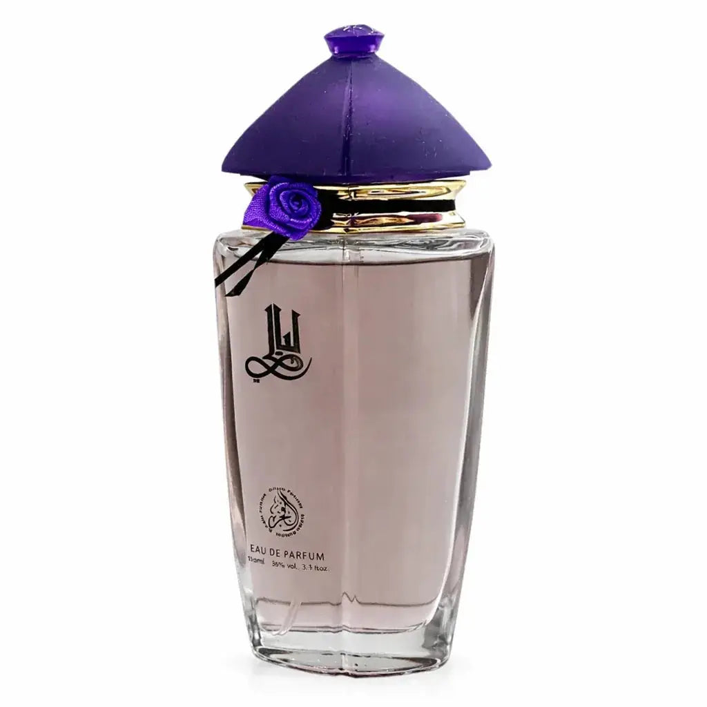 Een heldere glazen parfumfles layali edp met paarse kegelvormige dop, kleine paarse roos en gouden rand