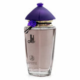 Een heldere glazen parfumfles layali edp met paarse kegelvormige dop, kleine paarse roos en gouden rand