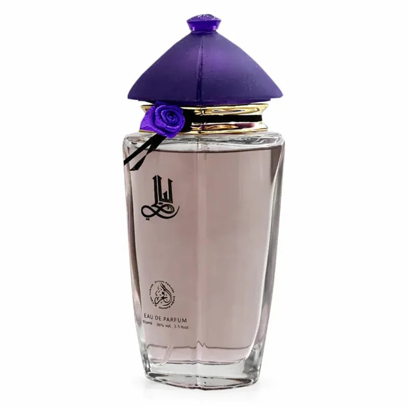 Een heldere glazen parfumfles layali edp met paarse kegelvormige dop, kleine paarse roos en gouden rand