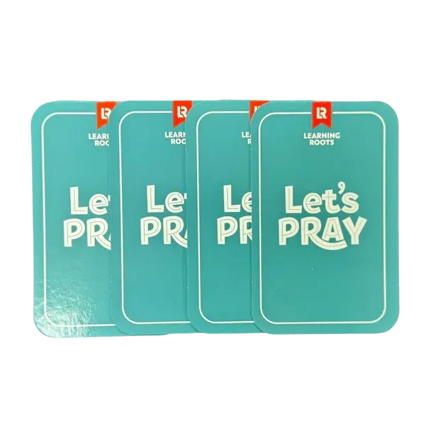 Teal kleurige rechthoekige kaarten met witte tekst lets pray en rood logo van learning roots voor het spel fun salah