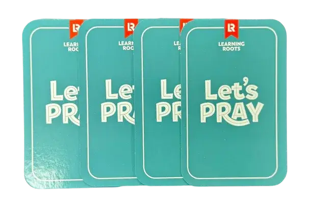 Teal kleurige rechthoekige kaarten met witte tekst lets pray en rood logo van learning roots voor het spel fun salah