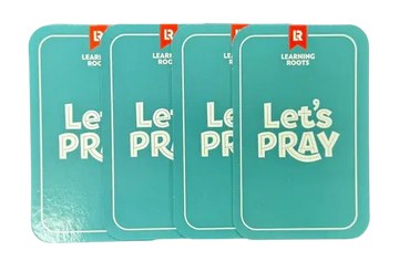 Teal kleurige rechthoekige kaarten met witte tekst lets pray en rood logo van learning roots voor het spel fun salah